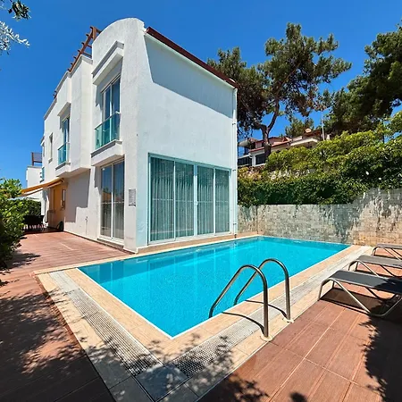 Ada Villa