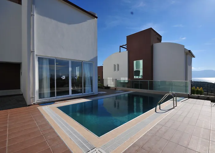 Ada Villa *